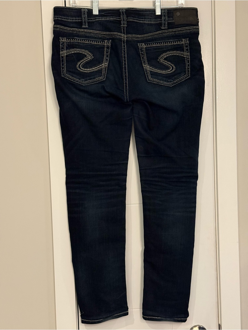 👑 Silver Jeans Co. - AIKO
Mid-Rise Slim
Dark Wash Jeans 👑